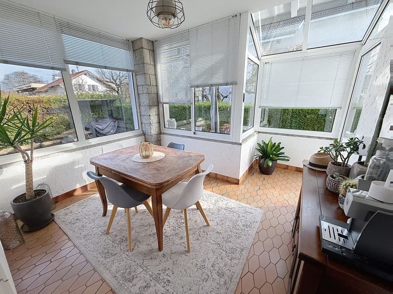 Beautifully renovated property with great care and large tree-lined garden (10)