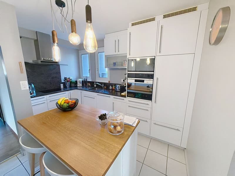 Beautifully renovated property with great care and large tree-lined garden (9)