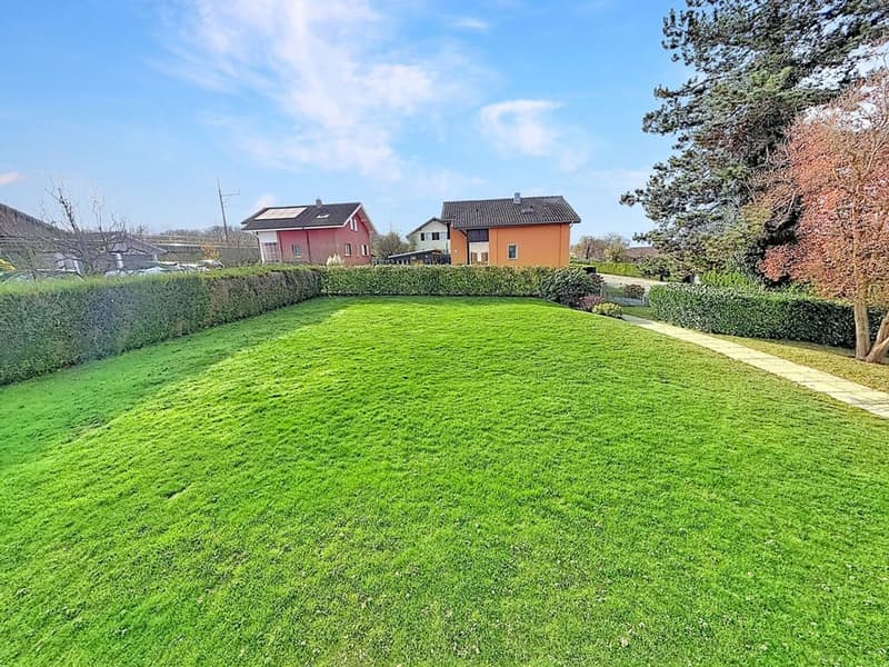 Schöne renovierte Immobilie mit großem baumgesäumten Garten (2)