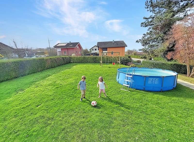 Beautifully renovated property with great care and large tree-lined garden (2)