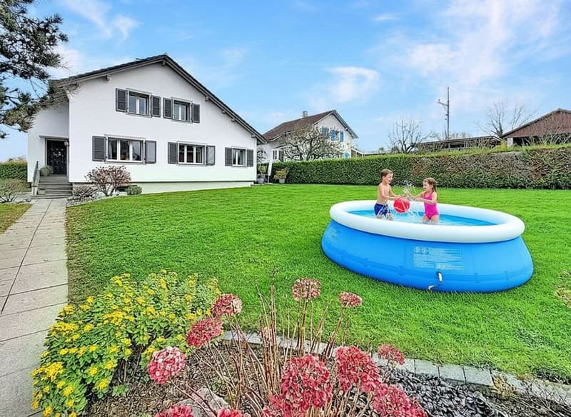 Beautifully renovated property with great care and large tree-lined garden (4)