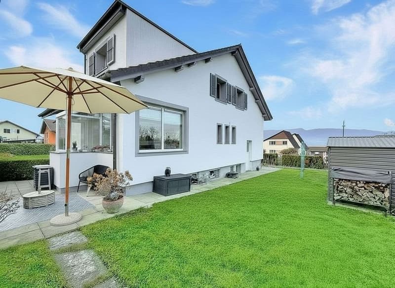 Schöne renovierte Immobilie mit großem baumgesäumten Garten (3)
