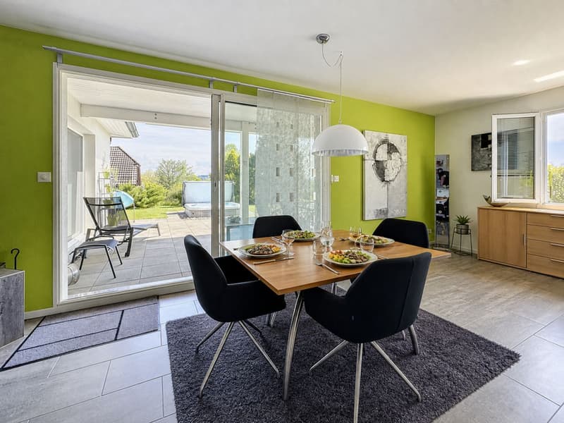 Single-story villa with 4.5 rooms, swimming pool, jacuzzi, home cinema, and 3 garages (10)
