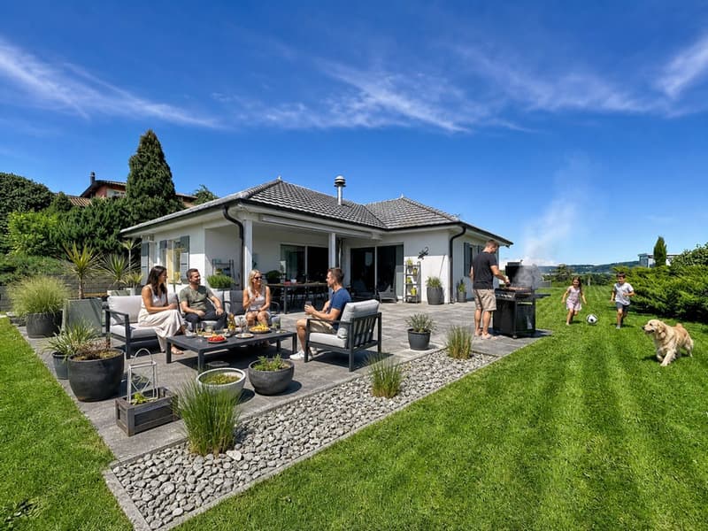 Single-story villa with 4.5 rooms, swimming pool, jacuzzi, home cinema, and 3 garages (3)