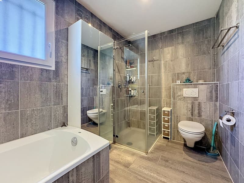 Single-story villa with 4.5 rooms, swimming pool, jacuzzi, home cinema, and 3 garages (13)