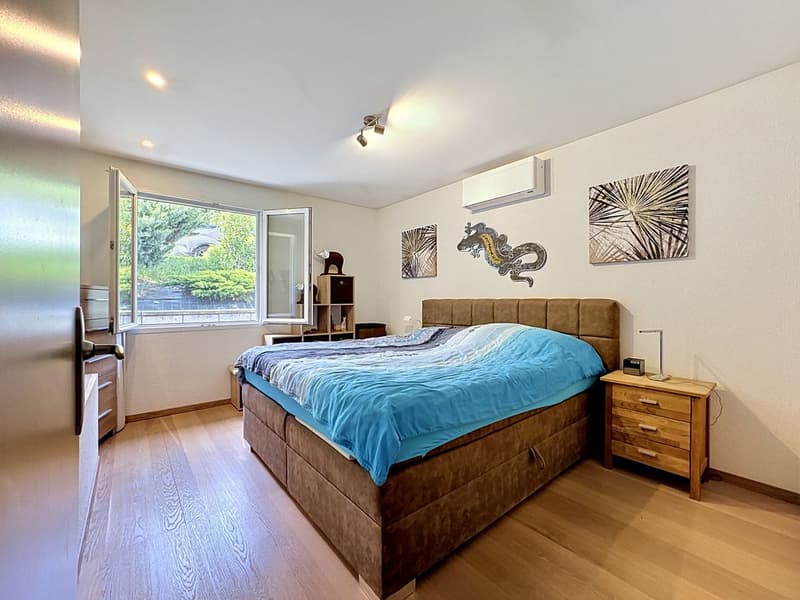Single-story villa with 4.5 rooms, swimming pool, jacuzzi, home cinema, and 3 garages (11)
