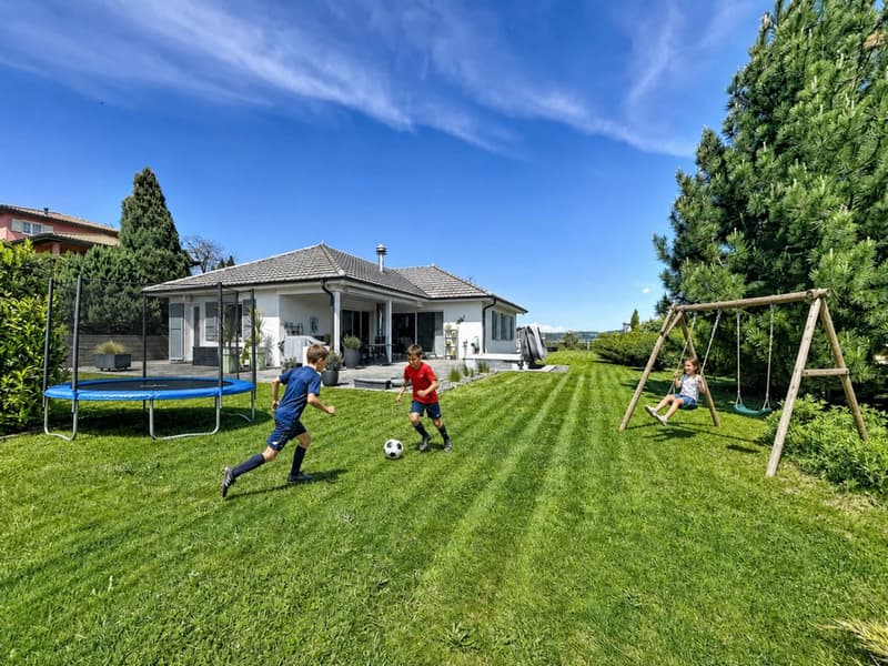 Single-story villa with 4.5 rooms, swimming pool, jacuzzi, home cinema, and 3 garages (2)