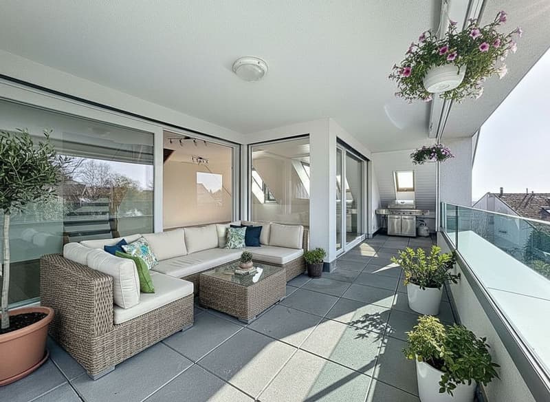 Duplex 4.5 rooms on the top floor with spectacular views of Lake Geneva, the Alps and the vineyards (5)