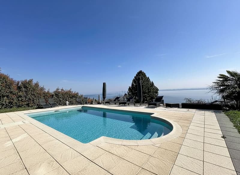 A unique property between sky, lake and mountains (1)