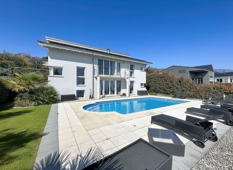 A unique property between sky, lake and mountains (4)