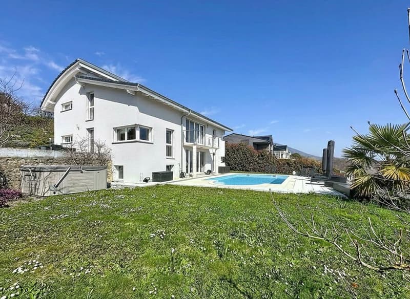 A unique property between sky, lake and mountains (5)