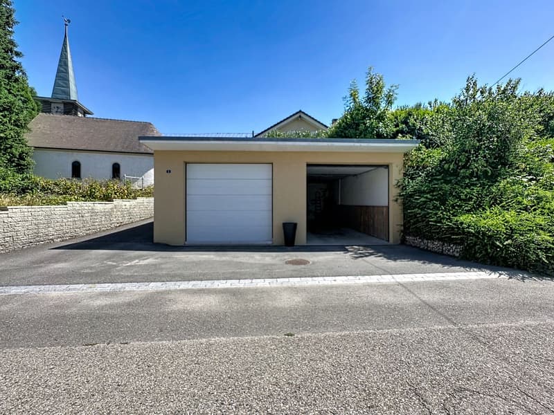Spacieuse maison familiale, grand jardin verdoyant et garages pour 4 voitures + 2 places de parcs (12)