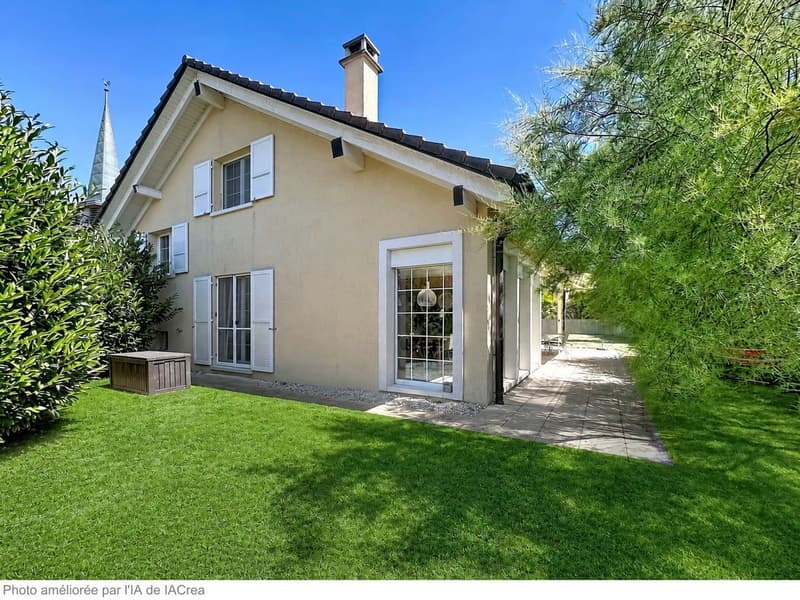 Spacieuse maison familiale, grand jardin verdoyant et garages pour 4 voitures + 2 places de parcs (2)