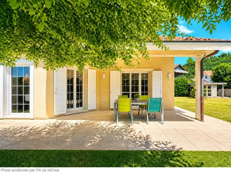 Spacieuse maison familiale, grand jardin verdoyant et garages pour 4 voitures + 2 places de parcs (3)