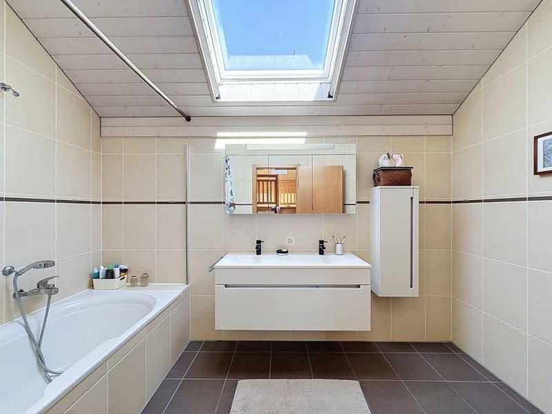 Spacieuse maison familiale, grand jardin verdoyant et garages pour 4 voitures + 2 places de parcs (9)