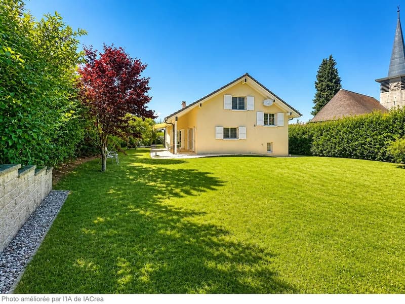 Spacieuse maison familiale, grand jardin verdoyant et garages pour 4 voitures + 2 places de parcs (1)