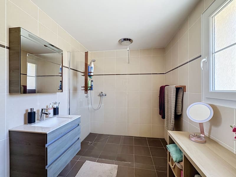 Spacieuse maison familiale, grand jardin verdoyant et garages pour 4 voitures + 2 places de parcs (10)