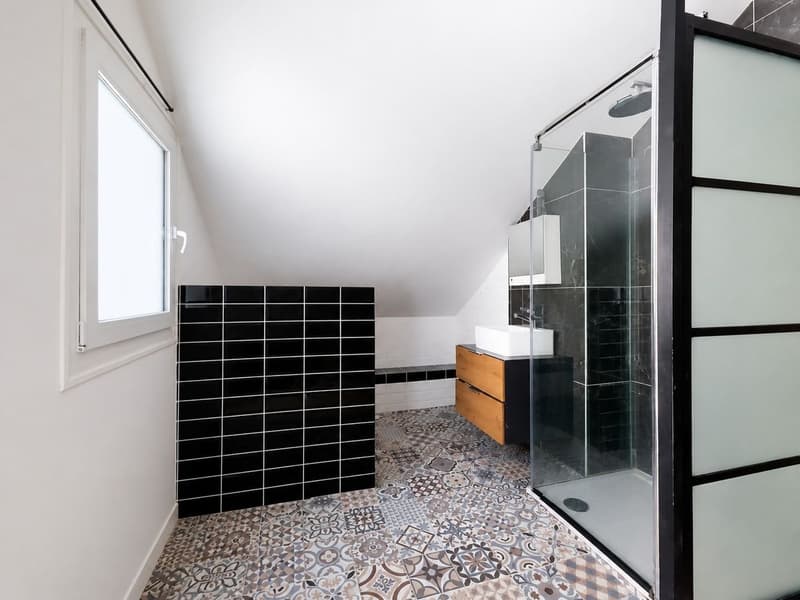 Maison indépendante de caractère avec jardin, studio et potentiel locatif (11)