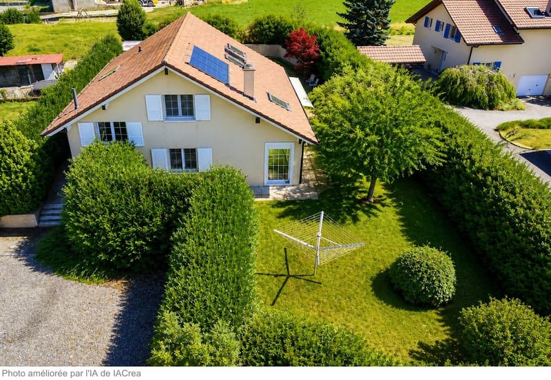 Spacieuse maison familiale, grand jardin verdoyant et garages pour 4 voitures + 2 places de parcs (1)