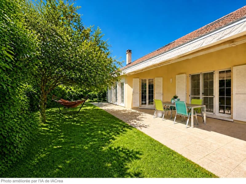 Spacieuse maison familiale, grand jardin verdoyant et garages pour 4 voitures + 2 places de parcs (4)