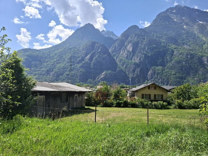 Baugrundstück mit zu renovierendem Dorfhaus (1)