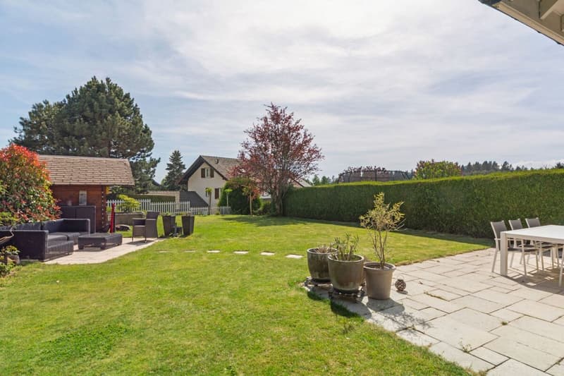 Charming semi-detached villa (22)