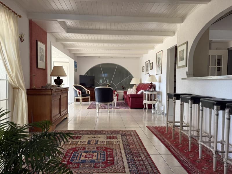 Villa individuale di eccezione con vista panoramica, piscina e posizione idilliaca (11)