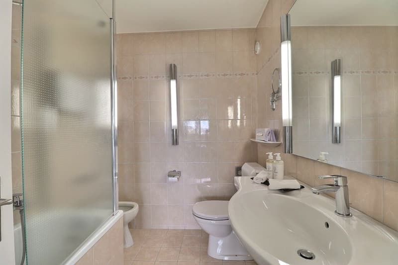 LARGE DOUBLE ROOM IN HOTEL MONA (6)