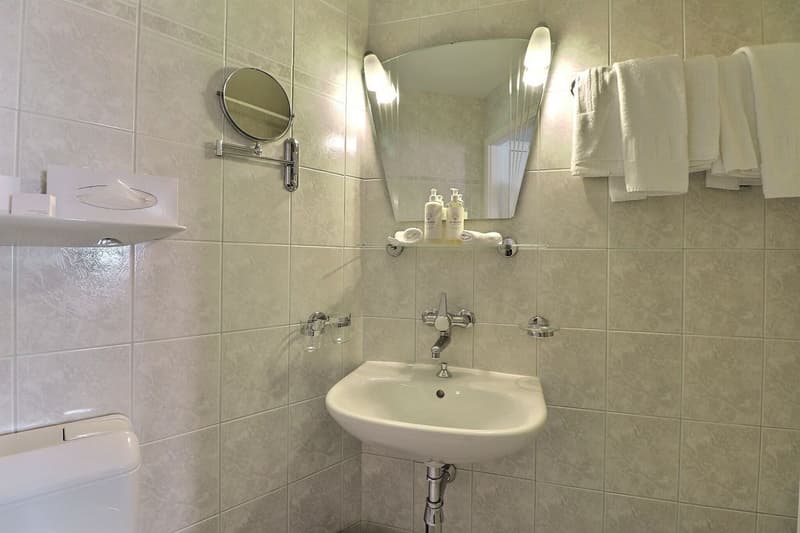 LARGE DOUBLE ROOM IN HOTEL MONA (7)