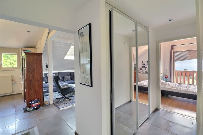 Charming 3.5-room apartment for rent with breathtaking panoramic views of the lake and the Alps (9)