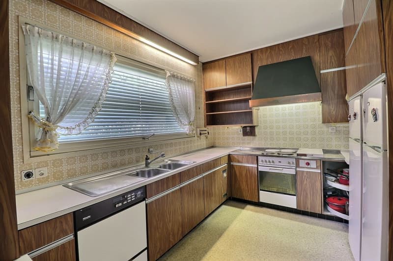 Beautiful 12-room property with a pool and a grand panoramic view (13)