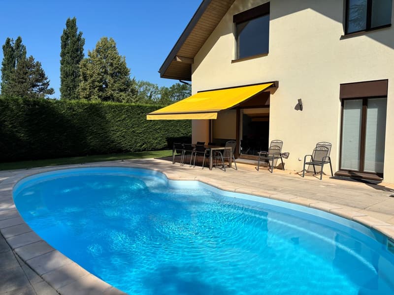 Beautiful individual villa with 7.5 rooms and outdoor swimming pool in a quiet residential area (4)