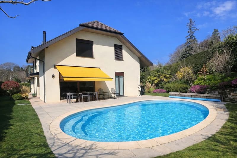 Beautiful individual villa with 7.5 rooms and outdoor swimming pool in a quiet residential area (1)