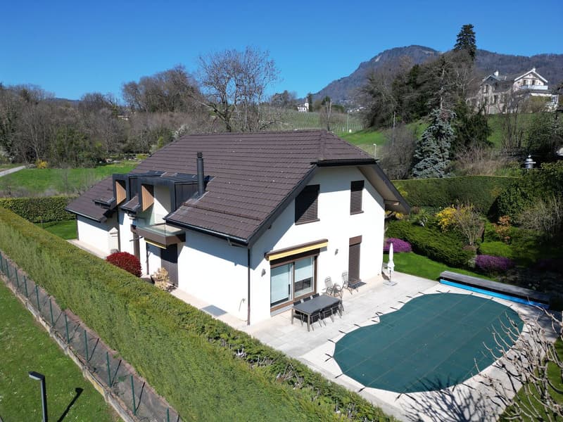 Beautiful individual villa with 7.5 rooms and outdoor swimming pool in a quiet residential area (2)