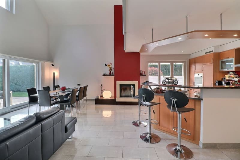 Beautiful individual villa with 7.5 rooms and outdoor swimming pool in a quiet residential area (7)