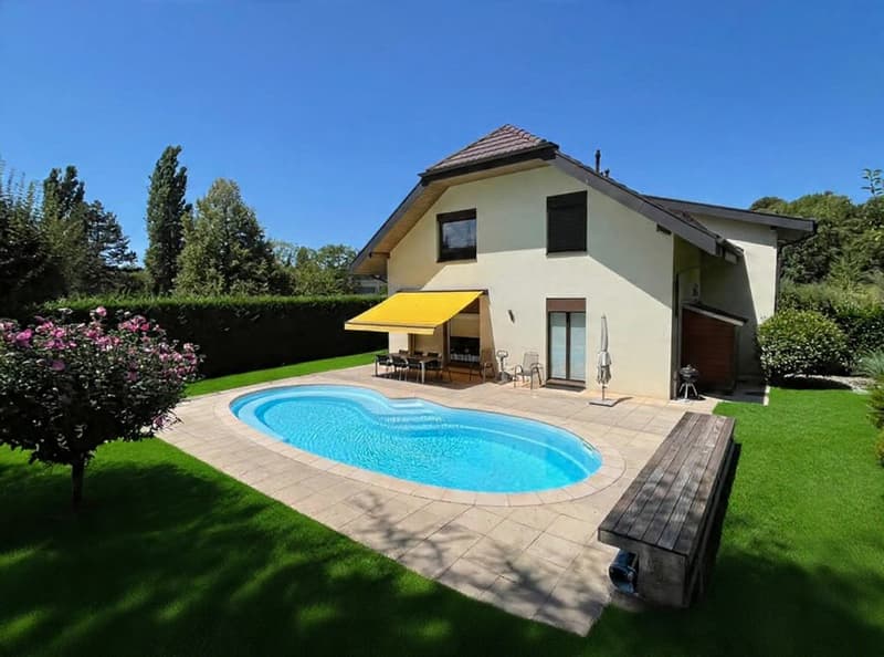Sehr schöne individuelle 7,5-Zimmer-Villa mit Pool in ruhiger Wohngegend (1)