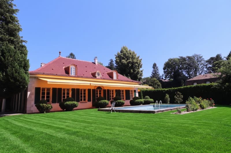 EXCEPTIONAL 8.5-ROOM PROPERTY SOUTH OF LAUSANNE WITH SWIMMING POOL, LARGE GARDEN AND BEAUTIFUL VIEW (1)