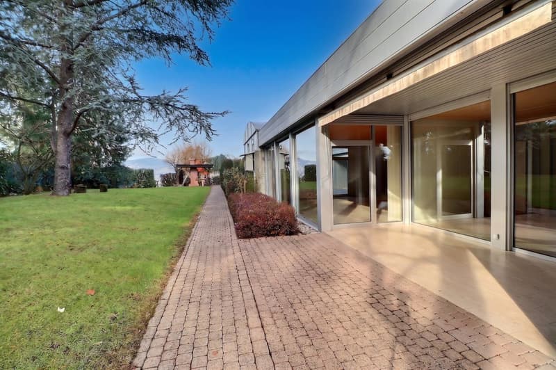 VILLA D'ARCHITECTE COMPOSEE DE 3 APPARTEMENTS AVEC UNE PISCINE ET UNE TRES BELLE VUE SUR LE LAC (9)