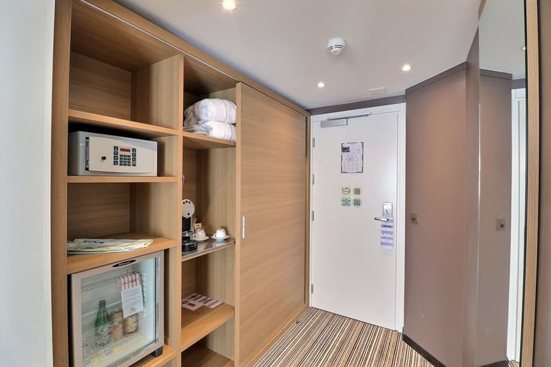 GRANDE CHAMBRE MEUBLEE DANS L'HOTEL MONA (6)
