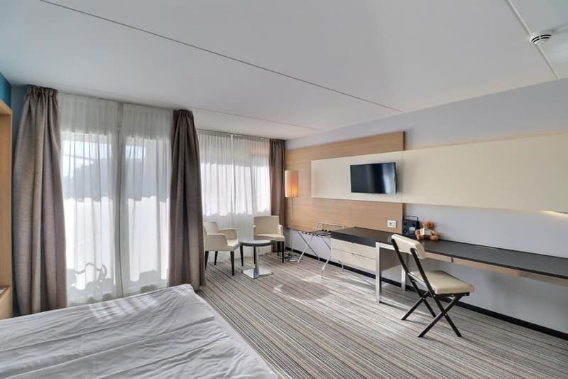 GRANDE CHAMBRE MEUBLEE DANS L'HOTEL MONA (1)