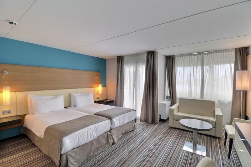 GRANDE CHAMBRE MEUBLEE DANS L'HOTEL MONA (5)