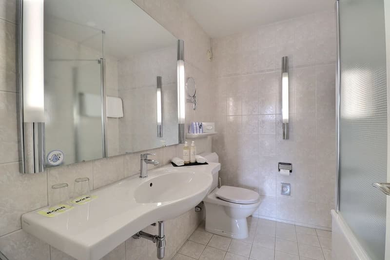 GRANDE CHAMBRE MEUBLEE DANS L'HOTEL MONA (7)