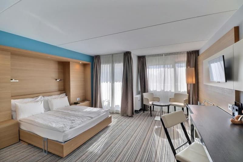 GRANDE CHAMBRE MEUBLEE DANS L'HOTEL MONA (2)