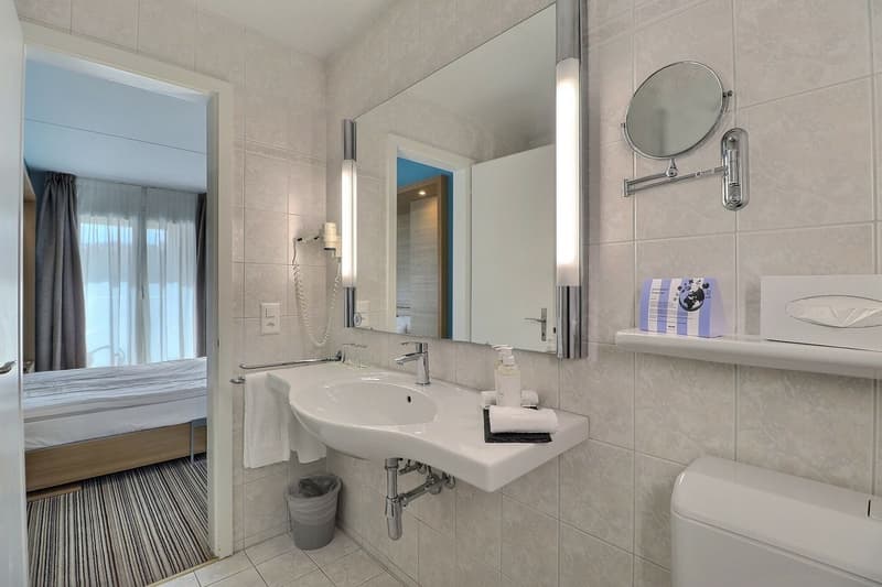 GRANDE CHAMBRE MEUBLEE DANS L'HOTEL MONA (8)
