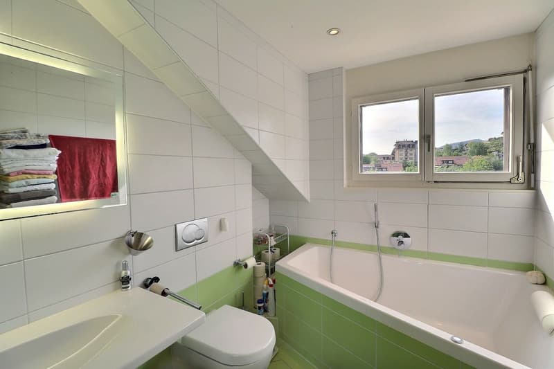 CHARMANT APPARTEMENT DE 3,5 PIECES LOUE AVEC UNE VUE PANORAMIQUE IMPRENABLE SUR LE LAC ET LES ALPES (11)