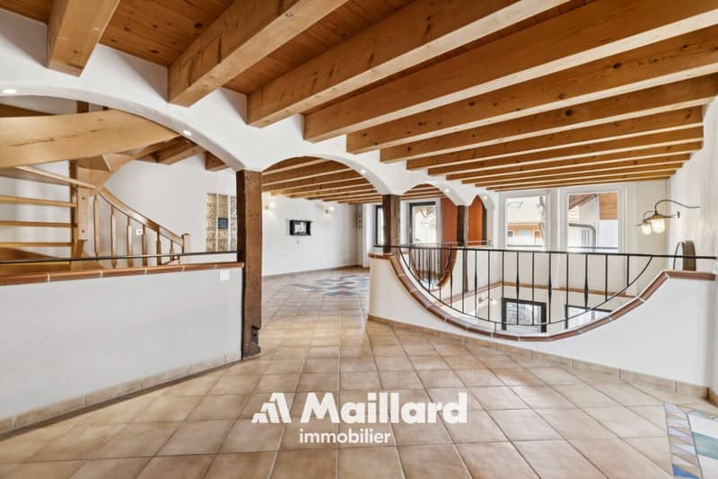 Beautifully renovated building with independent studio-office (8)