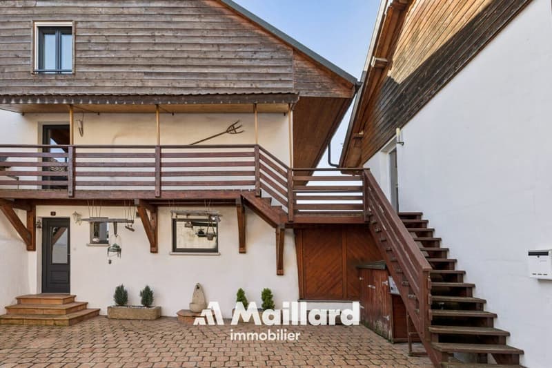 Beautifully renovated building with independent studio-office (4)
