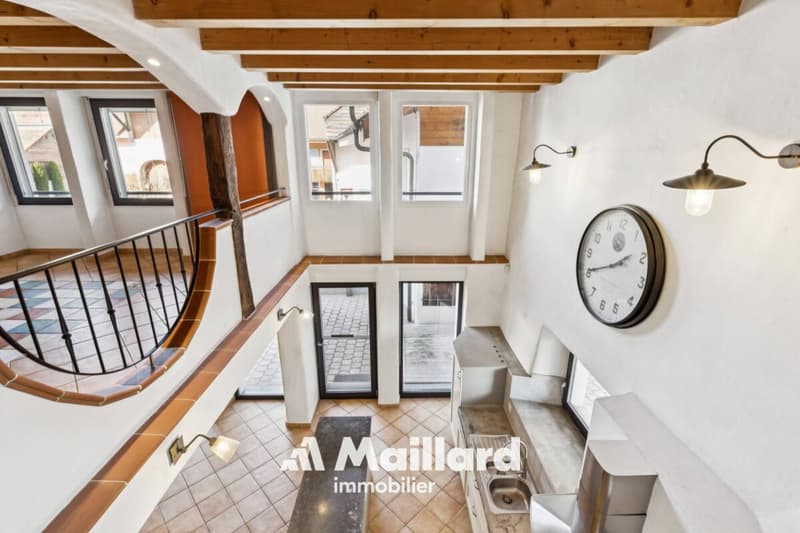 Beautifully renovated building with independent studio-office (6)