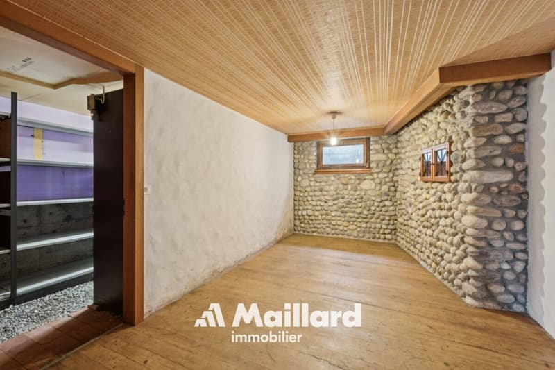 Generous property of 2 apartments and outbuilding in Épendes (11)