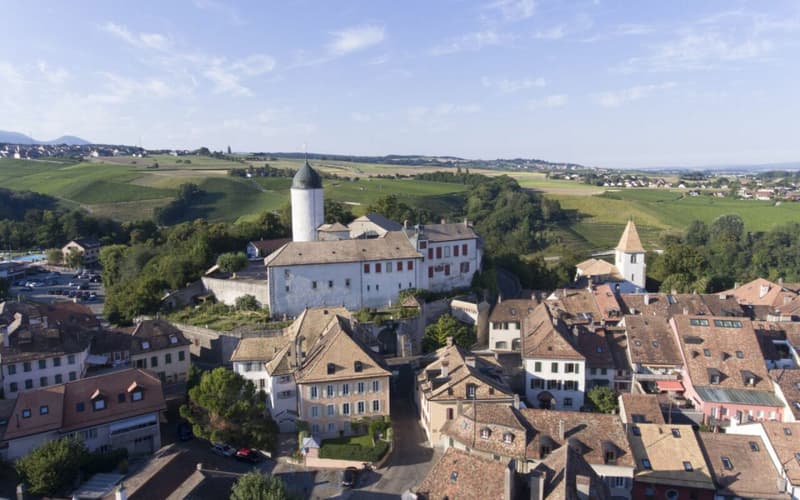 Dans le Vieux Bourg d'Aubonne, maison historique rénovée de 4 pièces (1)